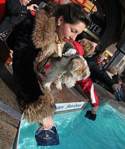 Lola Paltinger am Fischbrunnen  2010 {Foto: Martin Schmitz)